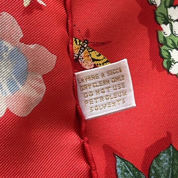 GUCCI FLOWER SILK SCARF NWOT - Picture 8 of 13
